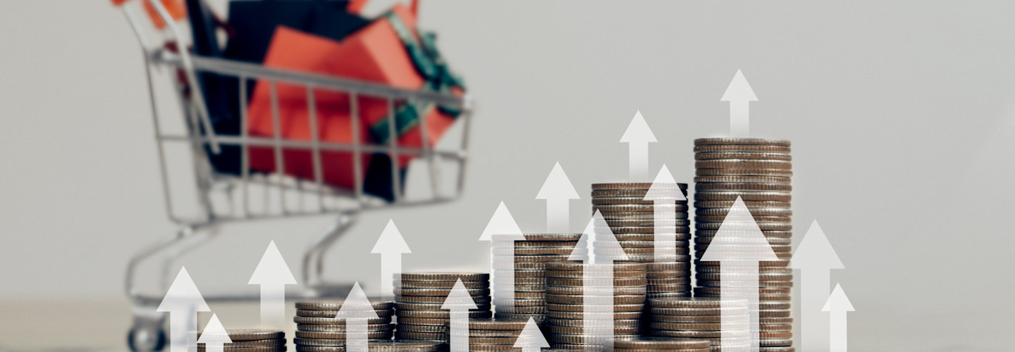 pila de monedas de plata con fondo de cesta de la compra. Inflación, hiperinflación del dólar.