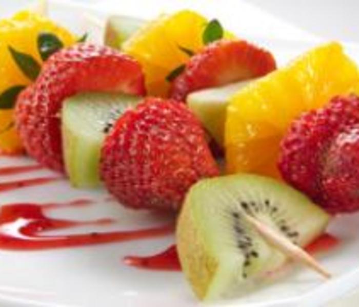 Brochetas de fruta con salsa de yogur
