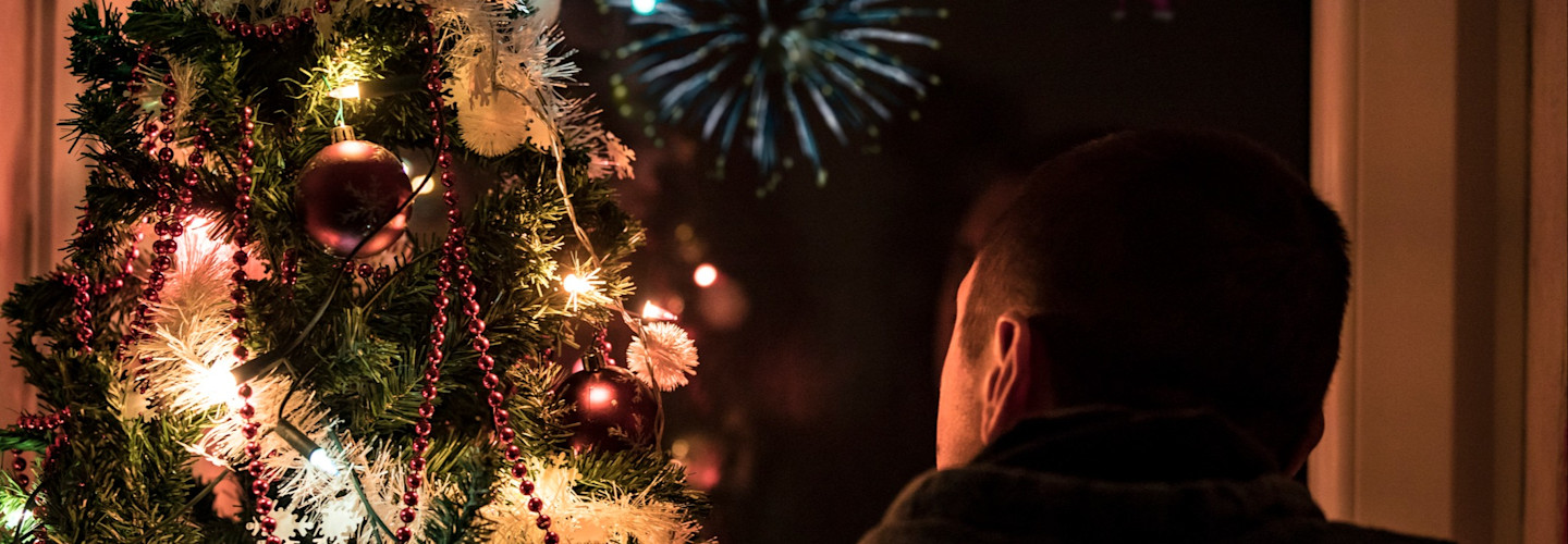 Hay algo simbólico en las últimas horas de un año. El reloj no solo mide el tiempo: lo expone. Cada minuto parece un recordatorio de quién fuiste y de quién deseabas haber sido. Herramientas para confrontar estas situaciones emocionales.