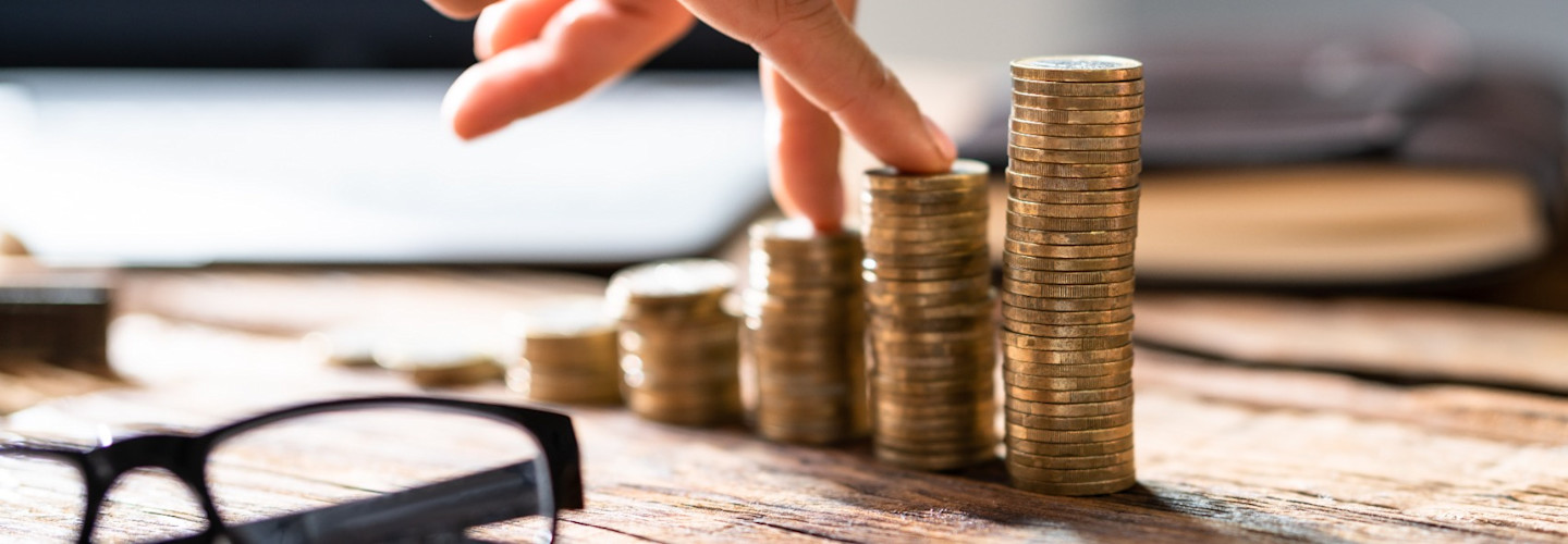 Mujer escalando monedas