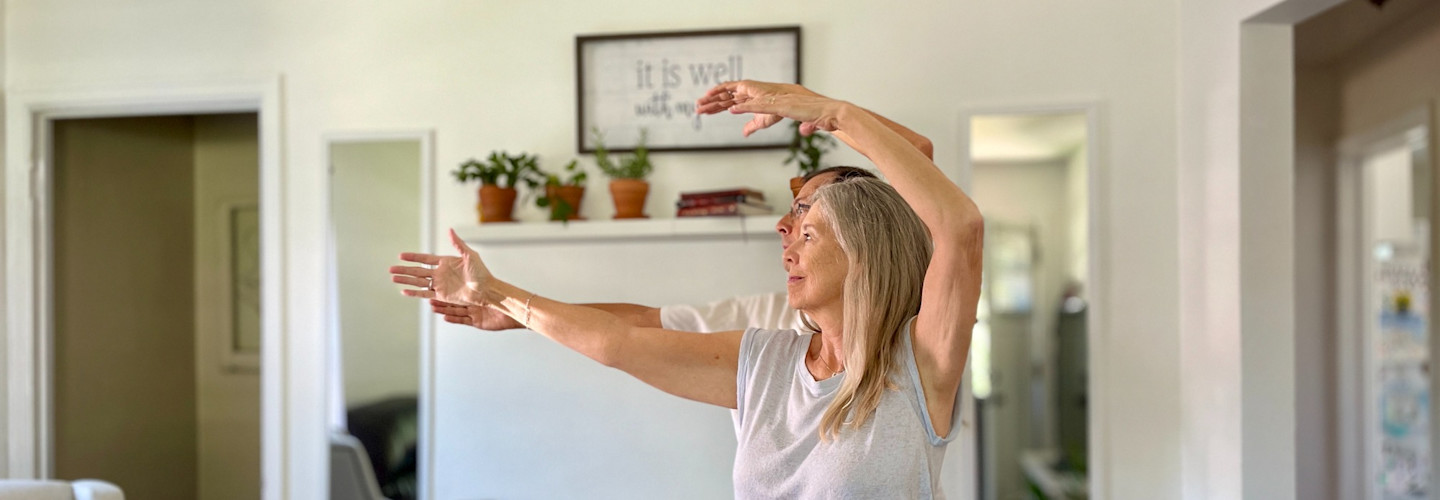 Un estudio comprueba que seguir por internet esta rutina originaria de China es una alternativa eficaz para combatir un dolor que aumenta con la edad.