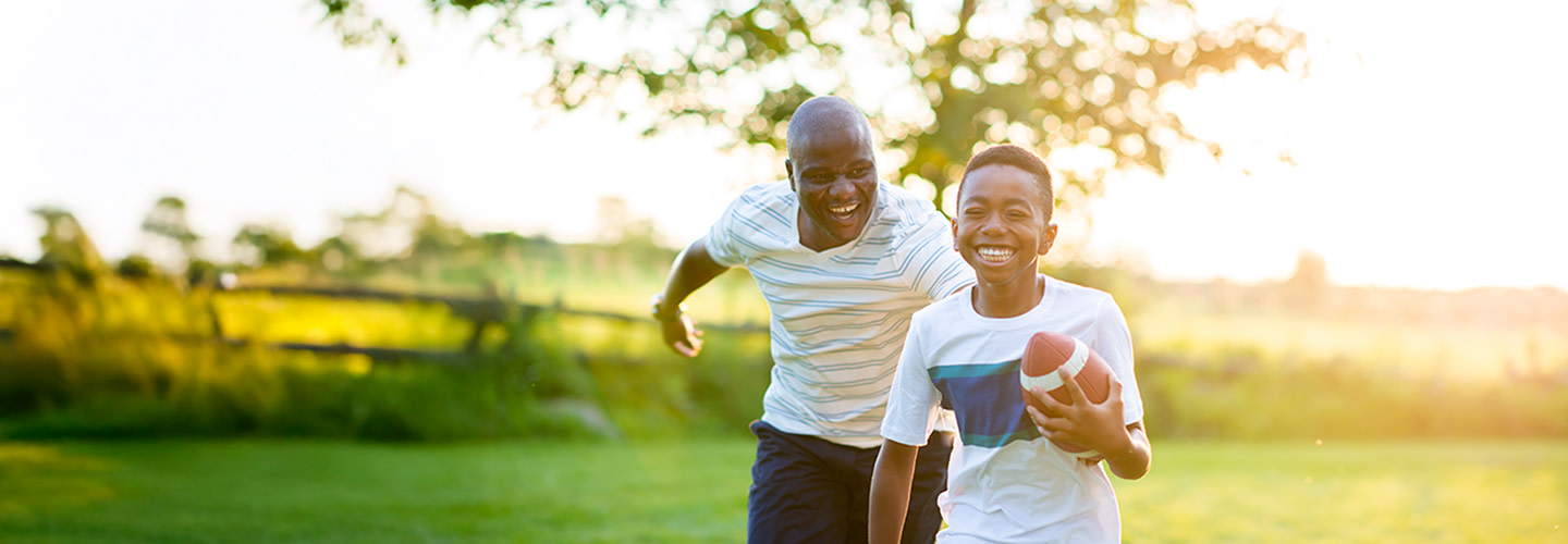Padre e hijo jugando al fútbol