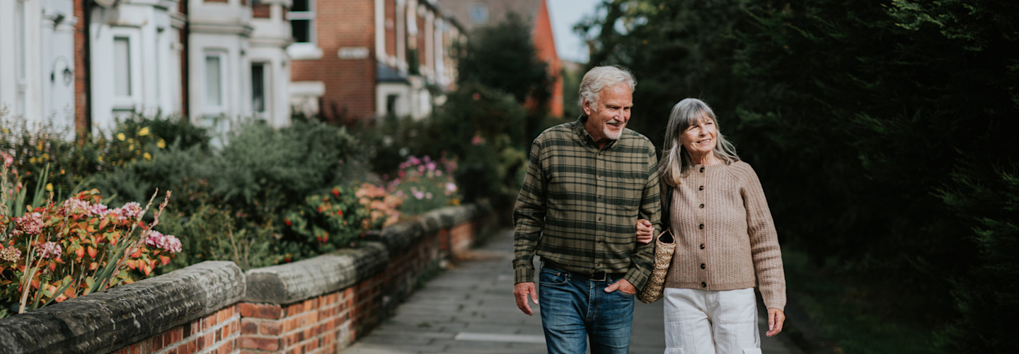 Pareja mayor caminando