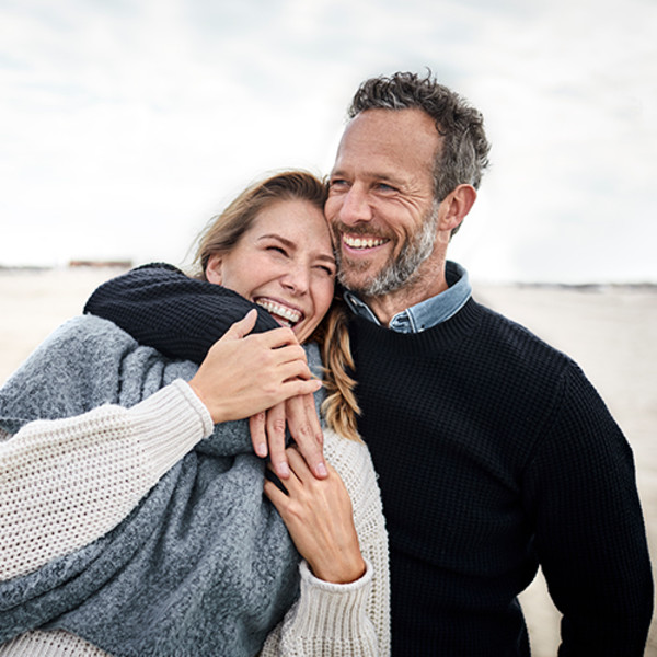 Pareja feliz en la playa