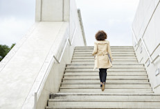 Utilizar las escaleras te ayuda a consumir dos veces más calorías que caminar, y es considerado un ejercicio de tipo cardiovascular. Por lo tanto, subiendo escaleras regularmente estamos contribuyendo a cuidar nuestro corazón y vasos sanguíneos. Recuérdalo la próxima ves que vayas a elegir el ascensor. 