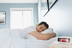 Se sabe que dormir bien durante la noche mejora la concentración, el estado de ánimo y el rendimiento físico de una persona. Una buena noche de descanso reduce la presión sanguínea, permite que el cuerpo repare los músculos y articulaciones que suelen dañarse al hacer ejercicio o andar  y aumenta el flujo del fluido que drena los desperdicios celulares en la espina cerebral.