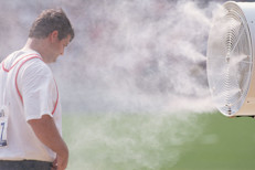 Los ventiladores pueden proporcionar comodidad, pero cuando la temperatura llega a los 100° F (cerca de los 35 °C), no te servirán para prevenir las enfermedades relacionadas con el calor (no tienen la misma potencia de los que se usan en exteriores). 