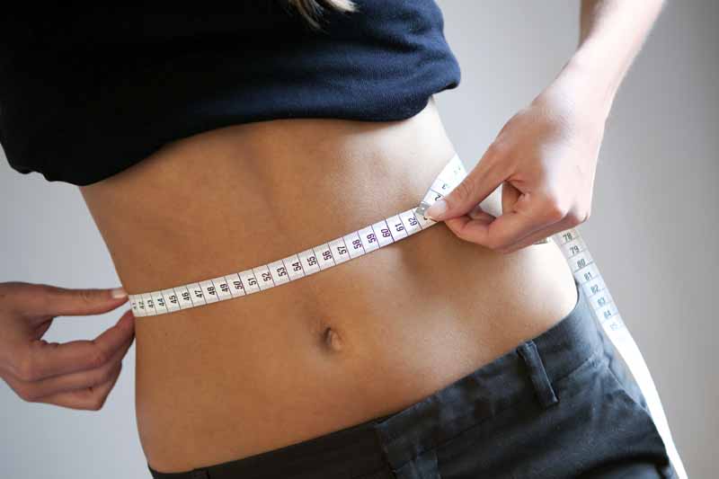 El consumo habitual de bebidas azucaradas, entre ellas sodas o refrescos está asociado a mayor acumulación de grasa abdominal a largo plazo,  según una investigación reciente publicada por la Asociación Americana del Corazón. El estudio se realizó en hombres y mujeres entre 19 a 72 años durante 6 años. Sin embargo no se encontró asociación en el consumo de bebidas dietéticas que no contienen azúcar con la acumulación de grasa en esta zona. 