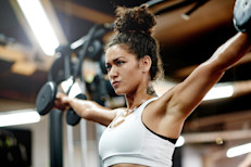El ejercicio consiste en usar peso para crear resistencia contra la gravedad. Puede ser el propio cuerpo, pesas o mancuernas, bandas elásticas.  Expertos señalan que es fundamental en cualquier programa de entrenamiento. El entrenamiento de fuerza es una parte integral de un programa de ejercicios completo, independientemente de su edad o género. 