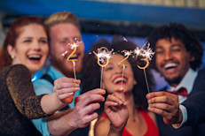 Las fiestas y vacaciones son las fechas más esperadas del año. Sin embargo, con cada preparativo, encuentro, viaje y celebración, nos exponemos a problemas de salud. Aunque los más conocidos son el estrés y los problemas cardíacos, la lista no termina ahí… Conoce qué peligros acechan y cómo prevenirlos para que todo salga bien.