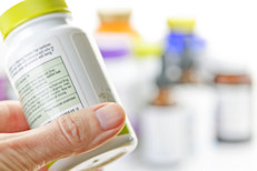 Muchas personas piensan que no poseen efectos adversos, sin embargo, todas las hierbas, incluidos los suplementos herbarios etiquetados como "naturales", pueden tener efectos similares a los medicamentos. Cualquier cosa lo suficientemente fuerte como para producir un efecto positivo, como reducir el colesterol o mejorar el estado de ánimo, también es tan fuerte como para conllevar un riesgo.