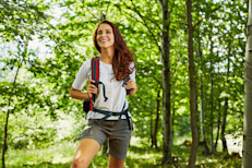 En un estudio, los científicos encontraron que observar un bosque durante 15 minutos y luego dar un paseo en el lugar, reduce los niveles de cortisol, la frecuencia cardíaca y la presión, es decir, los indicadores del estrés. Organizar caminatas, paseos o simplemente pasar ratos disfrutando de un entorno natural, te brindará bienestar y vitalidad.