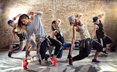 Bailar con regularidad disminuye las probabilidades de desarrollar osteoporosis: El baile también fortalece tus huesos y mejora tu postura. Muchos estilos de baile requieren de movimientos que fortalecen los huesos como la tibia, el peroné y el fémur. Una práctica regular puede evitar o disminuir la pérdida de masa ósea. 