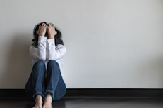 Realidad: Se cree que la mejor opción es tomar una pastilla, pero no es así. El tratamiento para los problemas de salud mental varía según la persona y podría incluir medicamentos, terapia o ambos. Muchas personas trabajan con un sistema de asistencia mixto durante el proceso de sanación y recuperación.