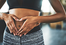 Su rico contenido de fibra también resulta beneficioso para el funcionamiento del sistema digestivo. Esto se debe a que favorece los movimientos intestinales y agrega volumen a las heces. Además, la fibra de los espárragos estimula la presencia de bacterias "buenas" en el intestino, como Bifidobacteria o Lactobacillus.