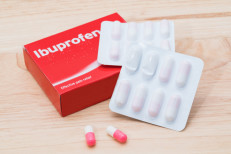 El ibuprofeno es uno de los medicamentos más utilizados para tratar todo tipo de dolores, inflamación o fiebres. Si bien ya se ha vuelto un miembro indiscutido de muchos botiquines caseros, se debe tener cuidado al momento de consumirlo para no padecer efectos secundarios. Aquí te contamos qué es el ibuprofeno, para qué usarlo, como hacerlo y cuáles son sus contraindicaciones.