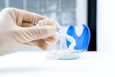 Si practicas deportes de contacto, utiliza un protector bucal para evitar lesiones en tus dientes, este absorberá el impacto de un golpe y te protegerá de fracturas, roturas y avulsiones. También puedes consultar a un dentista si padeces bruxismo (un trastorno en el que rechinas, crujes o aprietas los dientes inconscientemente cuando estás despierto o dormido). Para estos casos, se puede recomendar el uso de un protector o placa de descanso.
