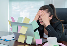 Si frecuentemente enfrentas desafíos, el cuerpo constantemente produce un nivel más elevado de hormonas de estrés y no tiene tiempo de recuperarse. Estas hormonas se acumulan en la sangre y, con el tiempo, pueden causar serios problemas de salud. Por eso, recuerda escuchar a tu cuerpo y no dudes en buscar un momento para descansar de la rutina.