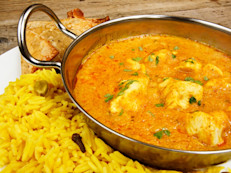 Aunque el polvo de curry no es particularmente oscuro, el pigmento es profundo y poderoso, y puede llevar a tener dientes amarillentos. Los alimentos que comemos pueden causar manchas. Ese color proviene de algo llamado cromógeno, una sustancia que produce pigmento y que se adhiere al esmalte.