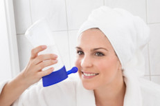 La irrigación nasal con solución salina (o lavado de la nariz y los senos nasales con una solución de agua y sal) se emplea para aliviar la congestión causada por alergias o resfriados, aunque las pruebas de su efectividad son escasas. Esto se debe a que los estudios relacionados con esta técnica fueron a escalas muy pequeñas como para que los investigadores lleguen a conclusiones definitivas.