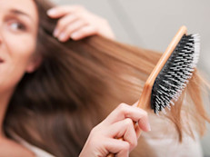 Un cepillo utilizado en forma incorrecta y con demasiado vigor puede hacerle más daño a tu cabello que un secador de pelo. Elige un cepillo fabricado con plástico suave, ya que el plástico suaviza el cabello y lo protege mucho más que las cerdas naturales y artificiales.