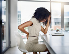 Una investigadora de la Universidad de Columbia desarrolló una app para rastrear los síntomas y comprender mejor la enfermedad. Encontró que las mujeres también pueden tener dolor fuera del período menstrual, junto a dolor lumbar, zumbido en los oídos, problemas intestinales y de vejiga y, en algunos casos, dolor en el pecho.
