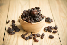 El proceso de deshidratación les confiere a las pasas un mayor nivel de antioxidantes que el de las uvas, aunque más bajo de vitamina C.  Además de estas propiedades, estos sabrosos frutos son ricos en fibras solubles e insolubles, minerales y energía en forma de azúcares y calorías. Gracias a esta composición su consumo se asocia a los siguientes beneficios: