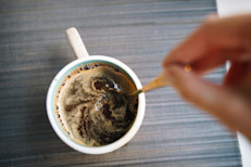 También puede optimizar la concentración, prevenir la diabetes, proteger la salud cardiovascular y hepática, y ralentizar el daño celular. Todas estas bondades pueden obtenerse siempre y cuando se consuma con moderación, es decir, entre dos y tres tazas al día (lo que representa una ingesta de aproximadamente 400 mg de cafeína). Otro factor que puede afectar las propiedades del café es la forma en que se lo consume, especialmente si se le añade azúcar.