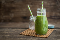 Licuar dos zanahorias pequeñas y ralladas con una manzana verde, dos tallos de apio, un puñado de espinaca fresca y un poco de agua o hielo. Esta bebida refrescante es ideal para desintoxicar y desinflamar el estómago. También es una solución para lograr un vientre más plano gracias a su bajo nivel calórico.
