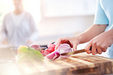 Puedes hacer versiones bajas en calorías de los platos clásicos. Usa leche descremada en lugar de entera o compota de manzana o algún sustituto en lugar de azúcar en tus recetas. Las salsas puedes espesarlas con harina, almidón de maíz, hojuelas de papa, yogur o leche evaporada en lugar de agregar grasas o mantequillas.