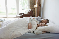 Los adultos de 18 años en adelante necesitan dormir de 7 a 9 horas diarias, dependiendo su estilo de vida, alimentación y otras necesidades. Por ejemplo, un hombre musculoso que gasta mucha energía ejercitando podría necesitar un periodo de sueño más largo que un hombre con una vida sedentaria. Las mujeres, por su parte,  necesitan dormir más tiempo que los hombres –al menos 20 minutos más–.