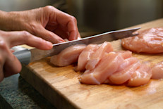 Para evitar infecciones bacterianas también es importante lavarse las manos y limpiar las superficies en las que se cortó o reservó el pollo crudo. Además, la carne debe almacenarse por separado de alimentos que se consuman crudos, como frutas y vegetales, para evitar que las bacterias se propaguen.