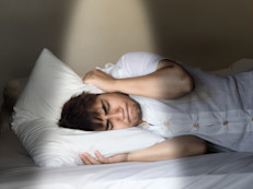 Irritabilidad, problemas para dormir, ansiedad y antojos de marihuana son algunos de los síntomas que puedes experimentar al dejar la droga. Estos alcanzan su punto máximo unos pocos días después de que el consumo haya cesado.
