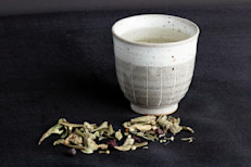 El consumo de té blanco se vincula a una buena salud cutánea debido a que es rico en antioxidantes, que retrasan los síntomas de envejecimiento, como marcas o arrugas, promueven la recuperación de la piel dañada y brindan protección contra otros factores dañinos para la piel, como la luz ultravioleta.