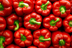 El chile pimiento es una rica fuente de vitamina C que favorece la producción de colágeno y ayuda a mantener la piel firme y saludable. Además, la capsaicina, responsable de su sabor picante, es ideal para prevenir la flacidez, ya que estimula el metabolismo y aumenta la producción de calor del cuerpo (termogénesis), lo que ayuda a quemar grasa.