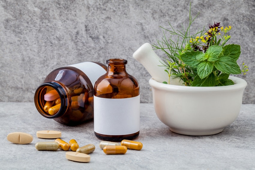 Quizá te preguntas si comprar sauco para prevenir los resfriados, si el ginkgo bilova mejora la memoria, o si confiar en la linaza para reducir el colesterol. La lista de suplementos herbales es muy amplia y prometedora, pero hay cosas importantes a tener en cuenta si vas a invertir en uno de ellos, son datos que te acercan los especialistas de la Clínica Mayo para tu seguridad.
