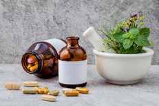 Quizá te preguntas si comprar sauco para prevenir los resfriados, si el ginkgo bilova mejora la memoria, o si confiar en la linaza para reducir el colesterol. La lista de suplementos herbales es muy amplia y prometedora, pero hay cosas importantes a tener en cuenta si vas a invertir en uno de ellos, son datos que te acercan los especialistas de la Clínica Mayo para tu seguridad.