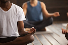 Muchas personas con Parkinson suelen interesarse por terapias alternativas como: la fitoterapia, el yoga, tai chi, reiki, pilates. hidroterapia, aromaterapia y acupuntura. Estos tratamientos no convencionales, frecuentemente se basan en técnicas centenarias. Aunque existe poca evidencia científica, a veces estas opciones pueden aliviar por sus efectos relajantes. Pero recuerda, siempre consulta a tu médico antes de probar cualquier forma de terapia complementaria. 