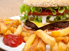 "La comida grasosa es difícil de digerir, y tomará mucho tiempo que tu sistema digestivo la procese", explica la Dra. Brunilda Nazario, del American College of Physicians. "Si tomas una cena rica en grasas es probable que tu estómago e intestinos estén activos muchas horas, por lo que te será difícil conciliar el sueño".