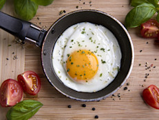 Los huevos, al contener taurina aumentan la función del hígado y ayudan a prevenir enfermedades del hígado; por otra parte, al aportar cisteína evitan síntomas como el dolor de cabeza causado por la resaca.