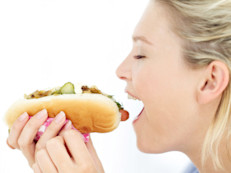 Hot dogs, perros calientes, panchos, como quieras llamarlos. Pareciera que ladran desde el puesto del vendedor ambulante en todas partes despertando tu apetito... y en cuanto los metes en tu boca, has ingerido 280 calorías (el promedio que tiene una salchicha según USDA) y más de 1,100 miligramos de sal.