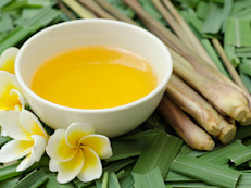 Por otro lado, los aceites esenciales y extractos de la citronela se han empleado desde hace años como ingredientes principales en varios de los repelentes de mosquitos que se comercializan en Europa y en América del Norte, según los Institutos Nacionales de Salud (NIH).