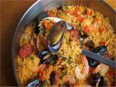 Paella con mariscos, en muchos países se consume. Preparada con arroz, chile pimiento, azafrán y combinación de mariscos, entre ellos almejas, camarones, mejillones, vieiras, langosta, entre otros. ¡Deliciosa e irresistible!