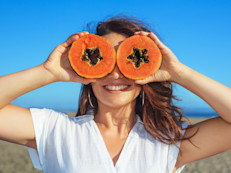 Si estas buscando desvanecer manchas y pecas de tu piel, debes saber que la papaya es un ingrediente común en las cremas para blanquearla. La papaína que se encuentra en esta fruta, ayuda a exfoliar la piel en forma natural y acelera el proceso de renovación celular, que a su vez te permitirán lograr un tono más uniforme y mayor suavidad. Licúa o machaca un trozo de papaya y aplica sobre las áreas que deseas blanquear.