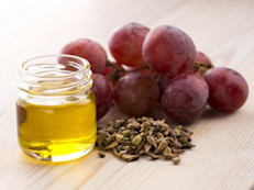 El aceite de semillas de uva contiene vitamina E y ácido linoleico, un ácido graso que promueve el crecimiento del cabello, además, es ligero, poco graso y de absorción rápida. Cubre tu cabello y masajea el cuero cabelludo con aceite de uva caliente por la noche y lava el cabello por la mañana.