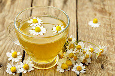 La manzanilla se usa para aliviar diversos trastornos, como indigestión, náuseas, vómitos, pérdida del apetito y gases intestinales (flatulencias). Para prepararla debes hervir una cucharada de sus flores y hojas secas durante unos minutos, y luego dejarla reposar. Muchas veces se mezcla la manzanilla con otras hierbas y se toma para combatir enfermedades del hígado y la vesícula.