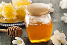 Este dulce producto natural que nos regalan las abejas se puede aplicar sobre la herida con muy buenos resultados. La más usada para curar las lastimaduras es la miel manuka, que se produce en Australia y proviene de la flor del árbol manuka. Es muy valorada por sus propiedades antibacterianas y está aprobada por las autoridades para tratar las heridas.