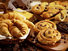 Rabell dijo que los alimentos envasados que debes evitar son los jugos y refrescos, postres, productos de panadería (pasteles, helados, galletas) y repostería con azúcar, jarabe de maíz alto en fructosa, miel u otro edulcorante. Así como caramelos, dulces, chocolates, entre otros.