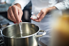 En EE.UU. la mayoría de las personas (90%) consume más sodio en su dieta de lo que necesita. Para alimentarse sanamente, la clave es escoger alimentos con bajo contenido de sodio y no agregarlo a las comidas. Las directrices dietéticas recomiendan comer menos de 2.3 gr por día, es decir, una cucharadita de sal de mesa. Conoce qué enfermedades puede causar el exceso de sal.