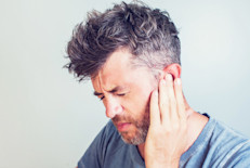 If the Eustachian tube is blocked, the ear cannot drain fluid. If bacteria grow in the fluid in the middle ear, the effusion can turn into a middle ear infection (acute otitis). This increases the pressure behind the eardrum and causes a lot of pain. It may need to be treated with antibiotics. 